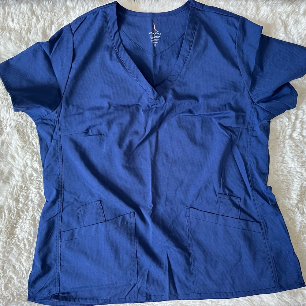 V neck scrub top with pockets